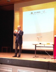 Prof. Beutelspacher zaubert einen Dodekaeder
