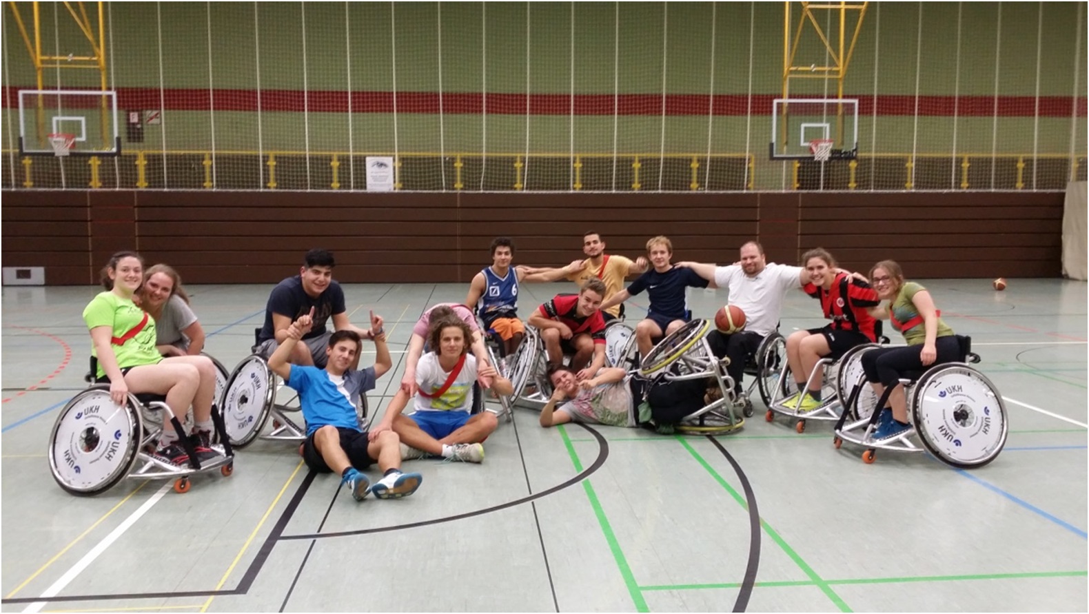 Die Wöhlerschule Frankfurt unterstützt das Projekt Rollstuhlbasketball der UKH Hessen